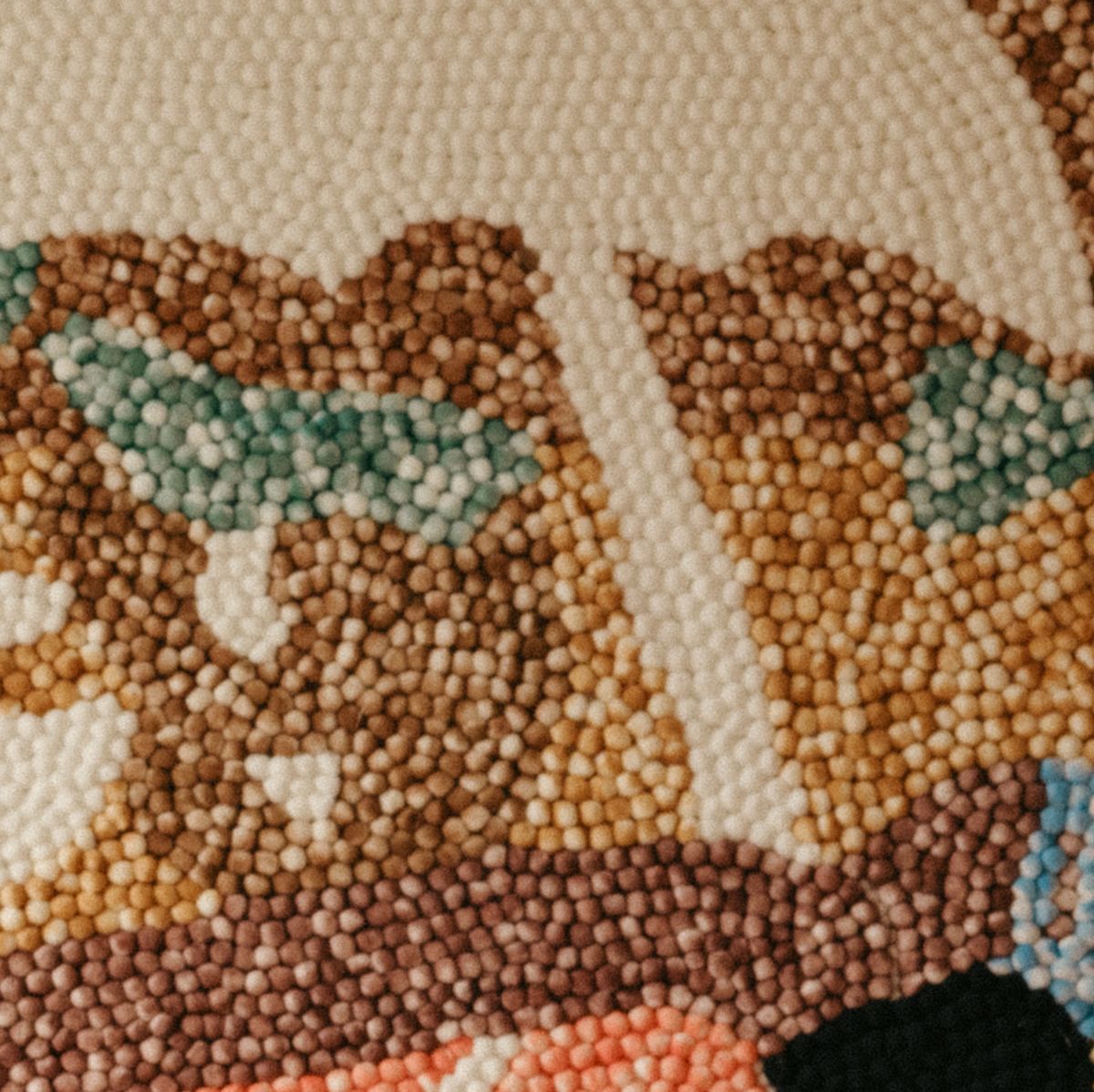 Close-up van duizenden kleine bolletjes in salie, bruin en wit